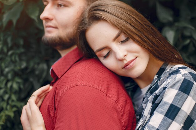 Hermosa pareja pasa tiempo en un parque de verano