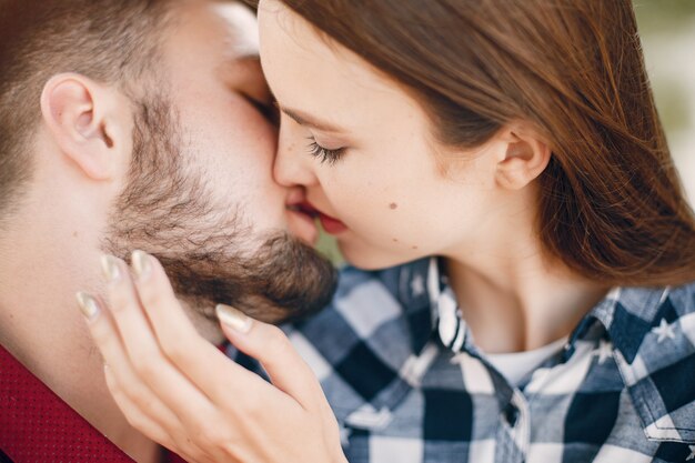 Hermosa pareja pasa tiempo en un parque de verano