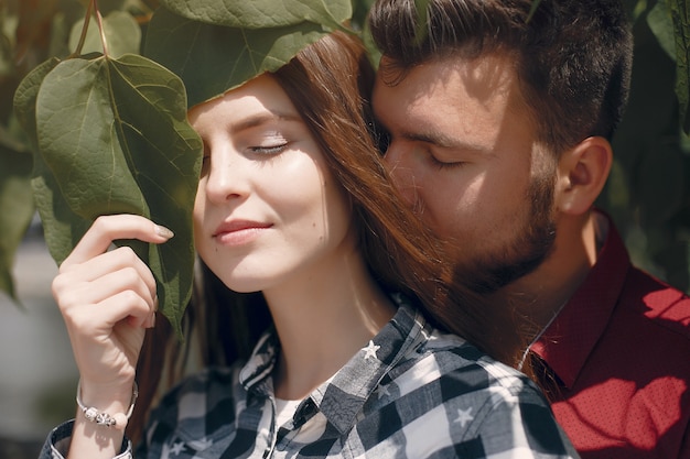 Hermosa pareja pasa tiempo en un parque de verano