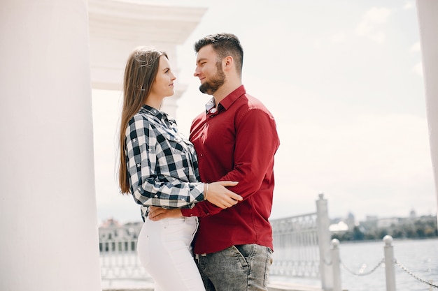 Hermosa pareja pasa tiempo en un parque de verano