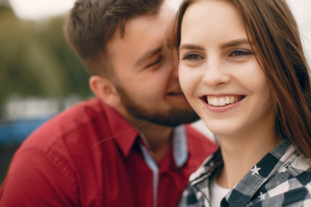 Hermosa pareja pasa tiempo en un parque de verano