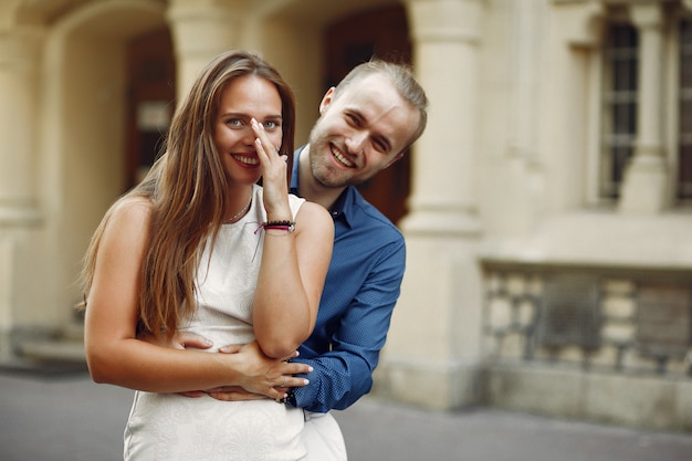 Hermosa pareja pasa tiempo en un parque de verano