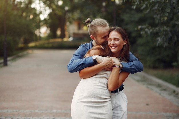 Hermosa pareja pasa tiempo en un parque de verano