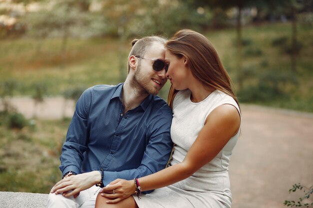 Hermosa pareja pasa tiempo en un parque de verano