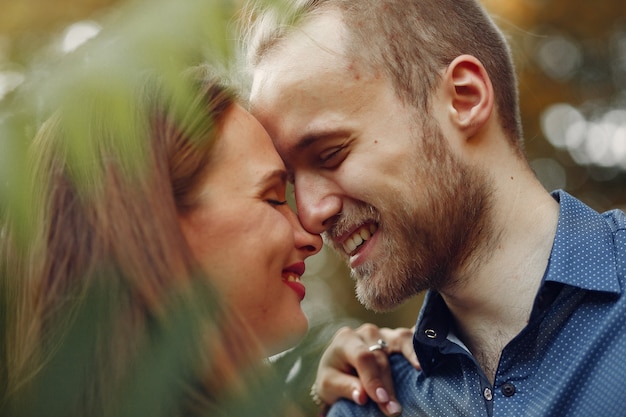 Hermosa pareja pasa tiempo en un parque de verano