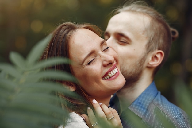 Hermosa pareja pasa tiempo en un parque de verano