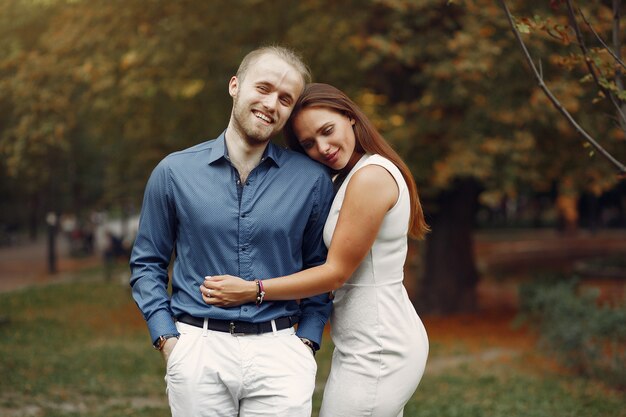 Hermosa pareja pasa tiempo en un parque de verano