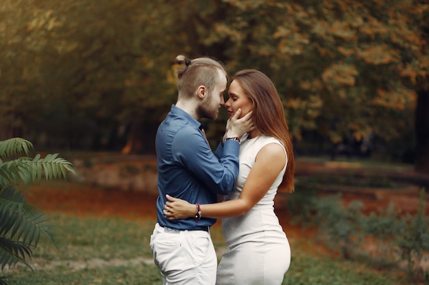 Hermosa pareja pasa tiempo en un parque de verano