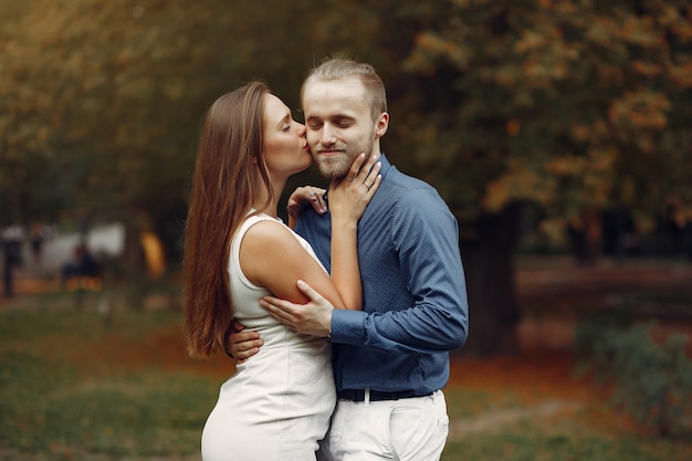 Hermosa pareja pasa tiempo en un parque de verano