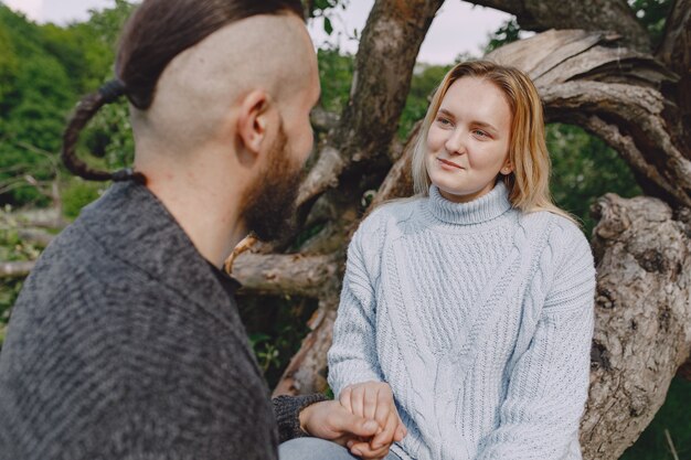 Hermosa pareja pasa tiempo en un parque de verano