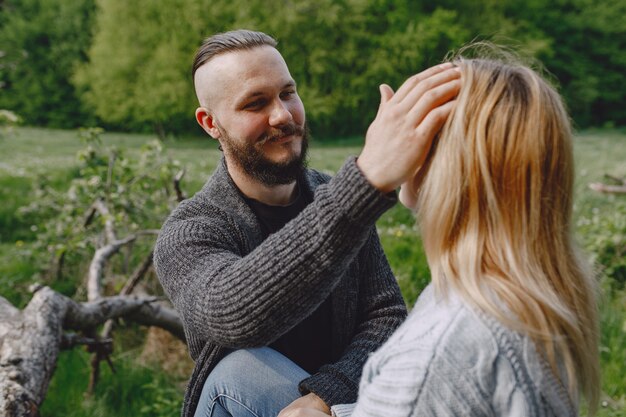 Hermosa pareja pasa tiempo en un parque de verano