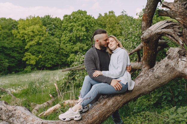 Hermosa pareja pasa tiempo en un parque de verano