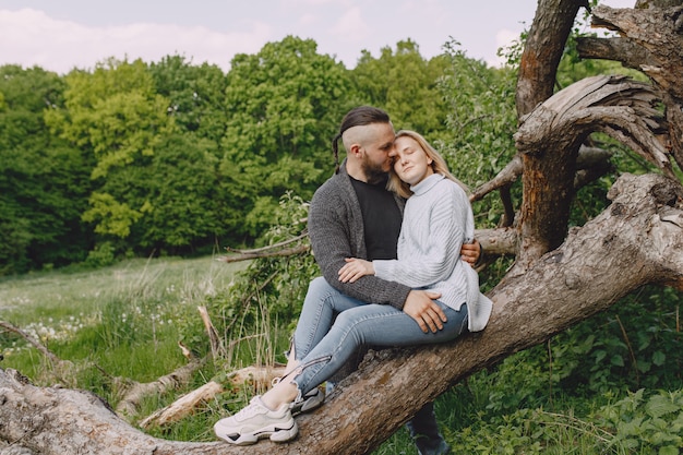 Hermosa pareja pasa tiempo en un parque de verano