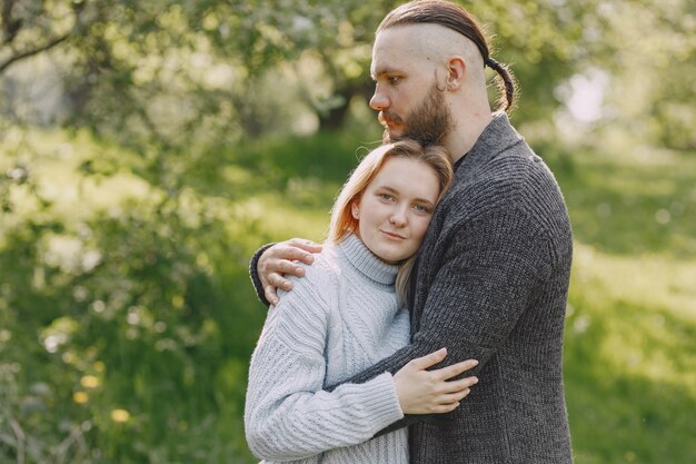 Hermosa pareja pasa tiempo en un parque de verano