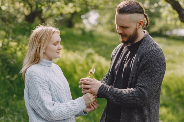 Hermosa pareja pasa tiempo en un parque de verano