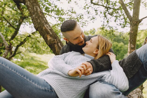 Hermosa pareja pasa tiempo en un parque de verano