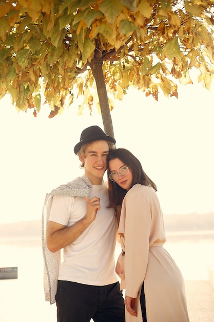 Foto gratuita hermosa pareja pasa tiempo en un parque de verano