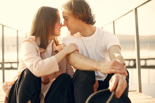 Hermosa pareja pasa tiempo en un parque de verano