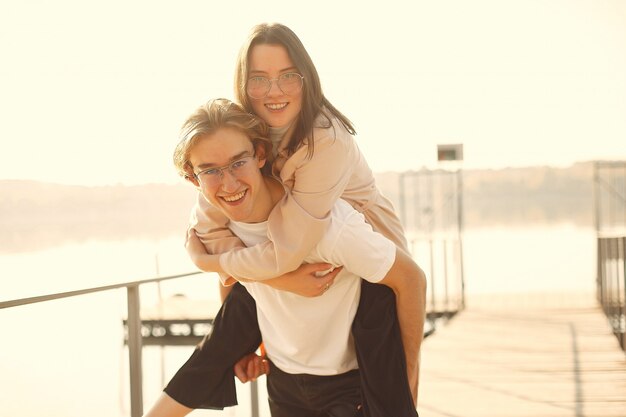 Hermosa pareja pasa tiempo en un parque de verano