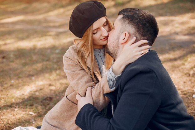 Hermosa pareja pasa tiempo en un parque