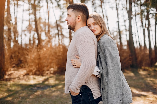 Hermosa pareja pasa tiempo en un parque