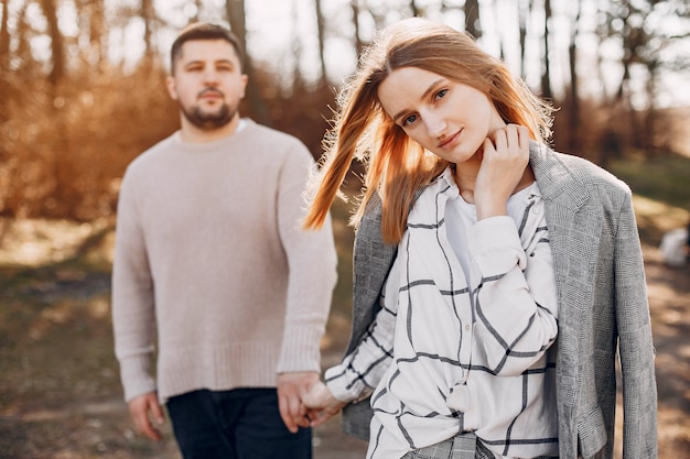 Hermosa pareja pasa tiempo en un parque