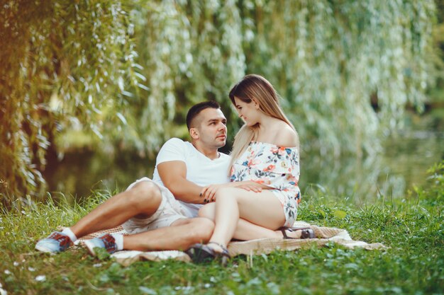 Hermosa pareja pasar tiempo en un campo de verano