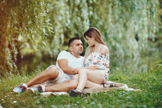 Hermosa pareja pasar tiempo en un campo de verano