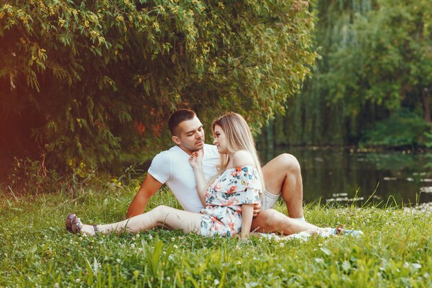 Hermosa pareja pasar tiempo en un campo de verano