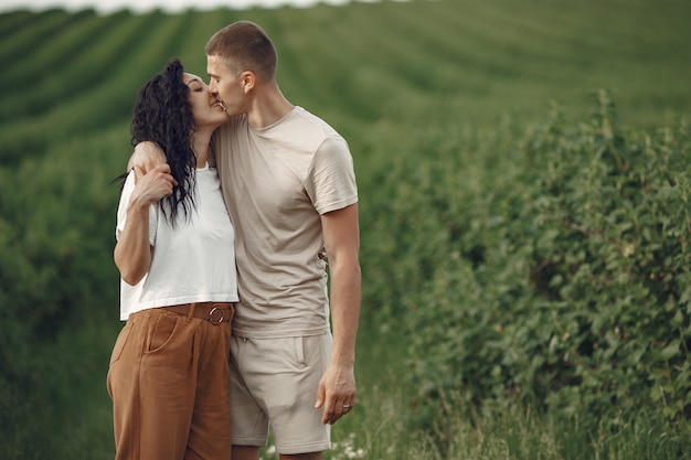 Hermosa pareja pasar tiempo en un campo de verano