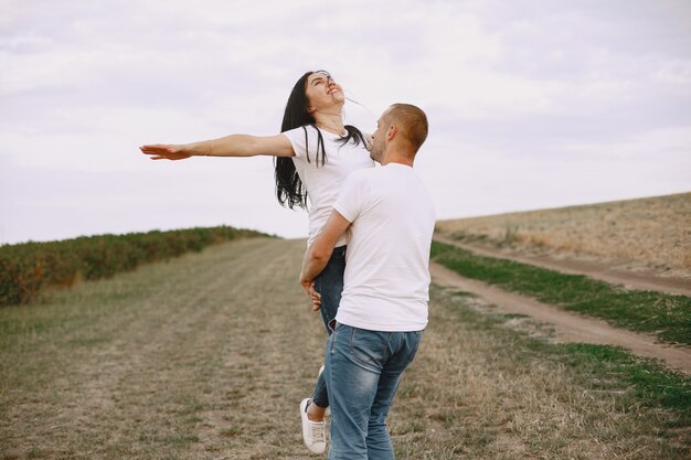 Hermosa pareja pasar tiempo en un campo de verano