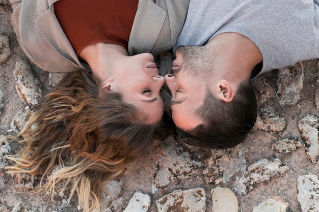 Hermosa pareja pasar tiempo juntos en el día de san valentín