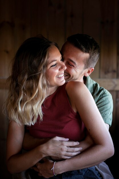 Hermosa pareja pasar tiempo juntos en el día de san valentín