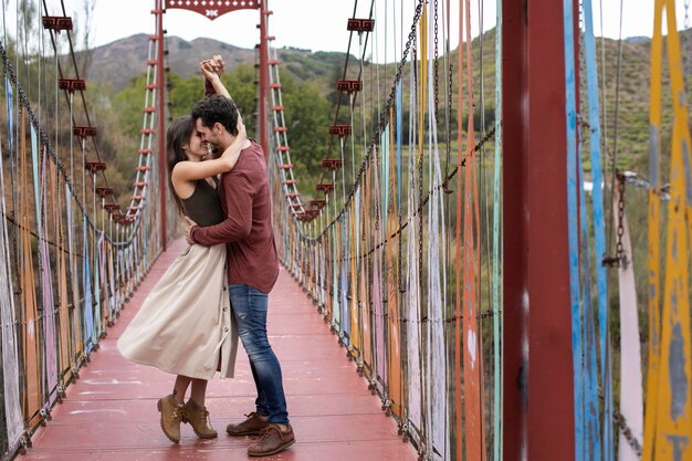 Hermosa pareja pasar tiempo juntos