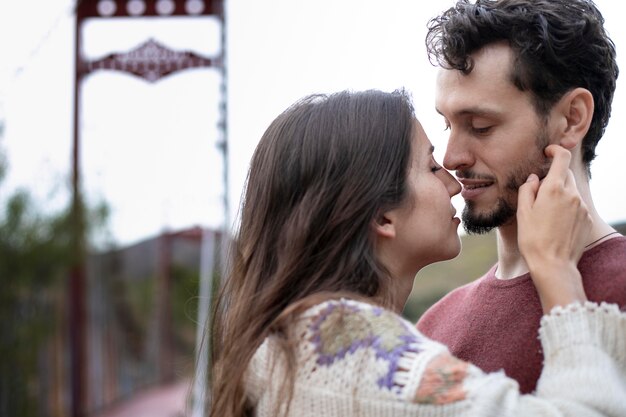 Hermosa pareja pasar tiempo juntos