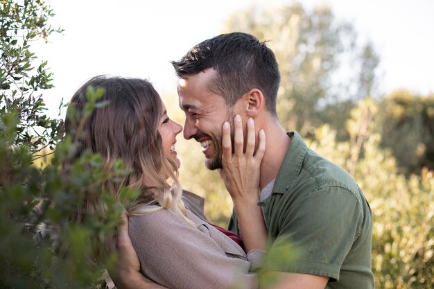 Hermosa pareja pasar tiempo juntos