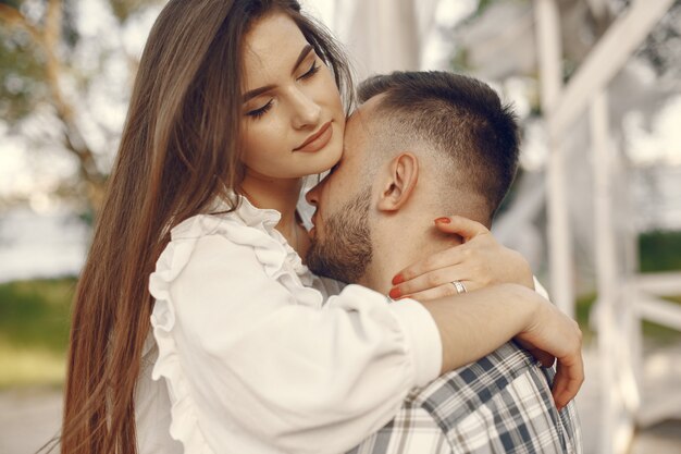 Hermosa pareja pasar tiempo en un parque de verano