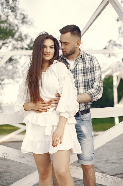 Hermosa pareja pasar tiempo en un parque de verano