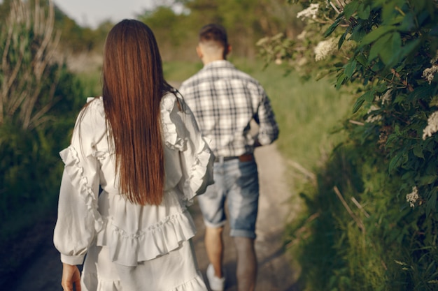 Foto gratuita hermosa pareja pasar tiempo en un parque de verano