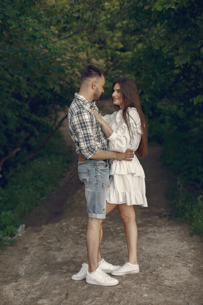 Hermosa pareja pasar tiempo en un parque de verano