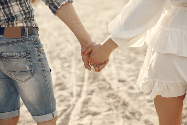 Hermosa pareja pasar tiempo en una playa de verano