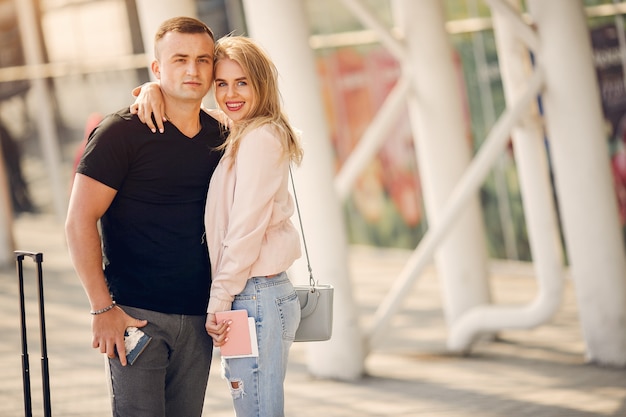 Hermosa pareja de pie en el aeropuerto