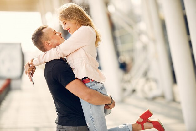 Hermosa pareja de pie en el aeropuerto