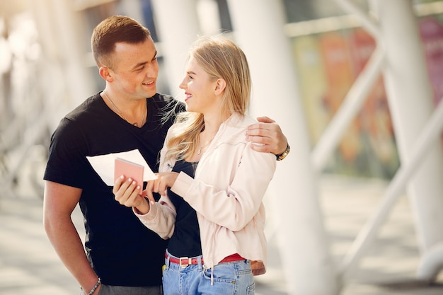 Foto gratuita hermosa pareja de pie en el aeropuerto