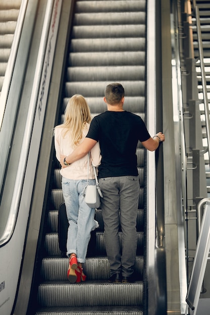 Hermosa pareja de pie en el aeropuerto