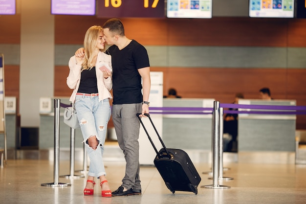 Hermosa pareja de pie en el aeropuerto