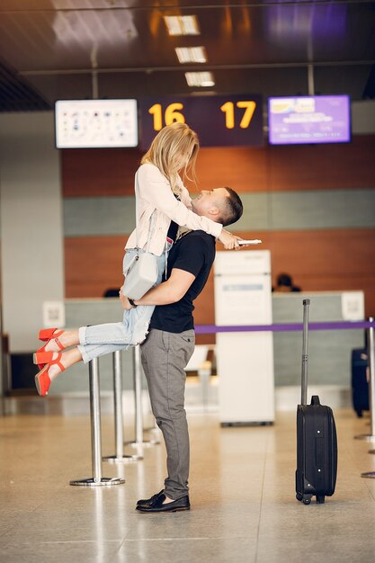 Hermosa pareja de pie en el aeropuerto