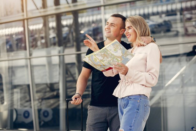 Hermosa pareja de pie en el aeropuerto