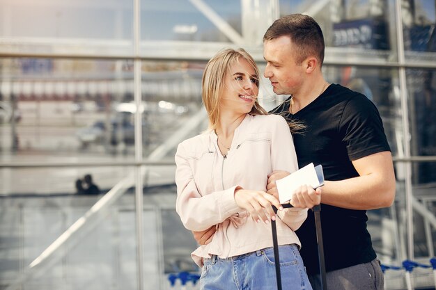 Hermosa pareja de pie en el aeropuerto