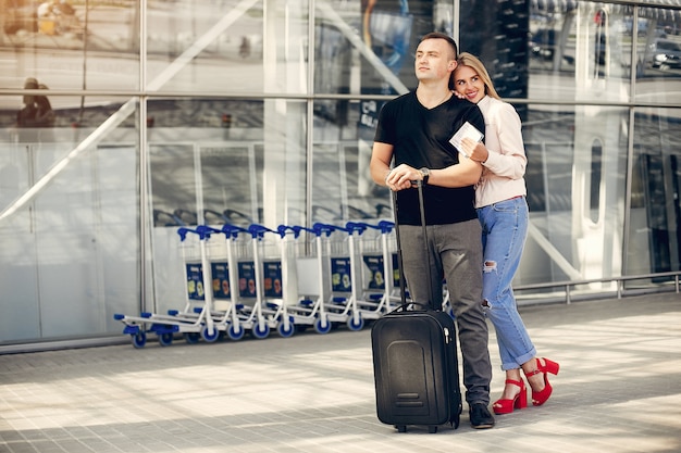 Hermosa pareja de pie en el aeropuerto